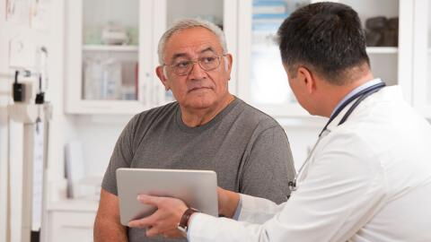 Mann wird wegen Krebs am Hals operiert, dann fällt plötzlich sein Geschlechtsteil ab!