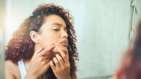 Bloß nicht ausdrücken: Deshalb sind Pickel im sogenannten "Gefahrendreieck" so gefährlich