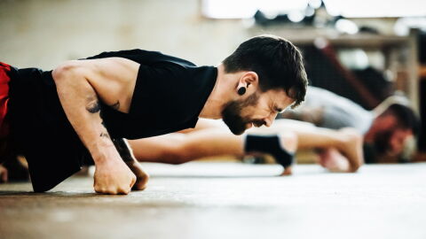 Dieses 5-minütige Full Body-Workout kennt keine Gnade