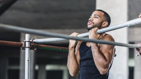 Der perfekte Klimmzug: Entdeckt alle Einzelheiten der richtigen Technik in vier Schritten