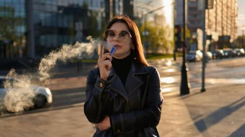 Wegen Vapes: Frau geht mit Schmerzen im Mund zum Arzt und erhält unerwartete Diagnose