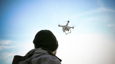 Verrücktes erstes Date in Quarantäne: Mann plant es mit einer Drohne