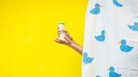 Duschvorhang reinigen: So verschwinden Schimmelflecken ganz einfach wieder