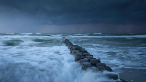 Sturmflut reißt auf Rügen Teile von Steilküste in den Abgrund: "Das sind mindestens 100 Meter"