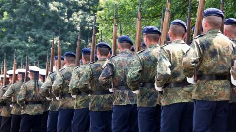 Gesetz zur Rehabilitierung von queeren Bundeswehrangehörigen geht nicht weit genug