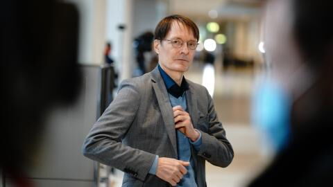 Karl Lauterbach warnt: Die vierte Covid-Welle bricht, aber viel zu langsam