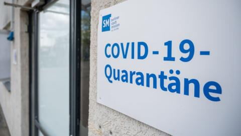 "Nicht das ganze Land in Quarantäne schicken": Politiker wollen wegen Omikron Quarantäneregeln ändern