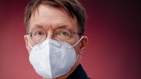 Omikron-Welle: Karl Lauterbach deutet neue Coronamaßnahmen an