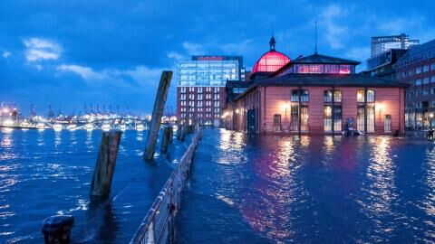 "Bleiben Sie zu Hause": Orkan trifft Deutschland mit 152 km/h, neuer Extremsturm kommt am Wochenende