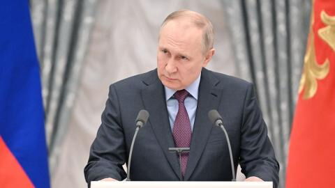 Wladimir Putins Körpersprache: Warum hält er sich krampfhaft am Tisch fest?