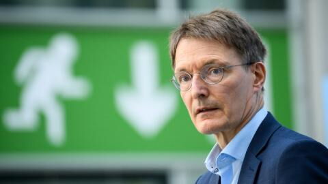 Karl Lauterbach: Vorbereitungen gegen "ansteckendere und gefährlichere" Omikron-Variante laufen