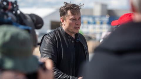 Stellenausschreibung in Brandenburg: Elon Musk will Soldat:innen bei Tesla einstellen!