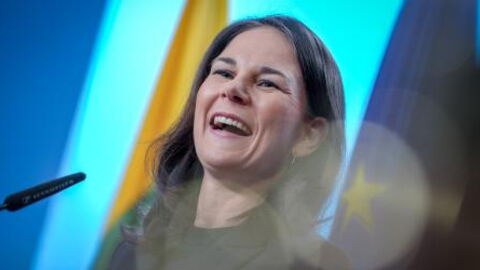 Frecher Seitenhieb: Annalena Baerbock beschenkt Wadephul mit feministischem Polit-Lesestoff