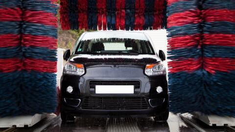 Waschstraße vs. Waschanlage: So geht Autopflege richtig