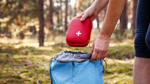 Richtig vorbereitet: Was muss alles in die Reiseapotheke?