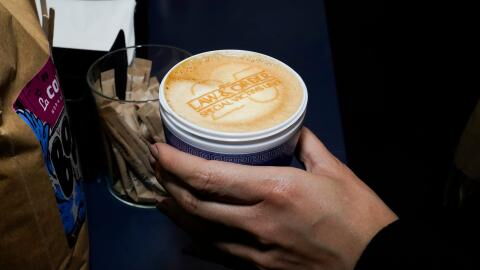 Kaffee am Flughafen getrunken: Frau landet auf Intensivstation