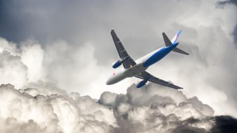 Mann macht beeindruckendes Foto: Flugzeug wird über Paris vom Blitz getroffen