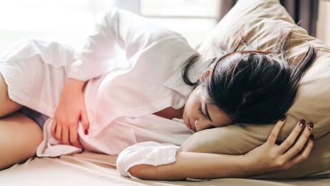 Sie hat die ganze Nacht Bauchschmerzen: Dann entdeckt ihr Freund die ganze Wahrheit