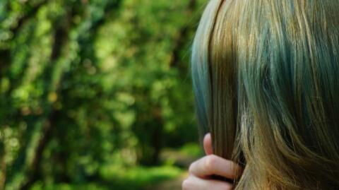 Mit diesen 3 Hausmitteln kannst du verfärbte Haare retten