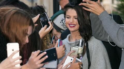 Selena Gomez springt Justins Ehefrau zur Seite und appelliert an Fans: "Bitte seid nett zueinander"