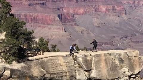 Mann filmt, wie sich zwei Frauen wegen eines Selfies in Lebensgefahr bringen (Video)