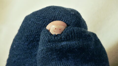 Ständig fehlen Socken: Dann entdeckt er das gut gehütete Geheimnis seiner Freundin