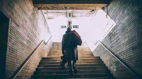 Obdachloser findet Handtasche voller Wertsachen, seine Reaktion verblüfft alle