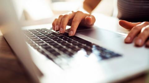 Frau googelt Bilder von Ehemann und bekommt Schock ihres Lebens