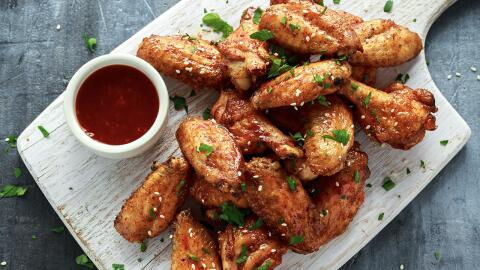 Chicken Wings: Eine unerwartete Beilage verdirbt Frau den Appetit