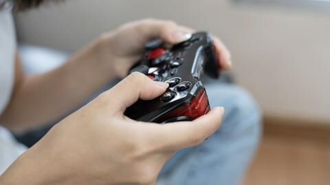 Ex-Freundin rächt sich übelst, indem sie das mit seiner Spielkonsole macht