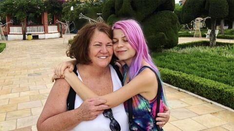 Frau sieht aus wie ihre Oma, doch in Wahrheit verbindet sie etwas ganz anderes