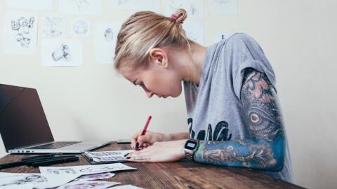 Sie will ihr Tattoo entfernen, doch die Creme hat einen anderen Effekt