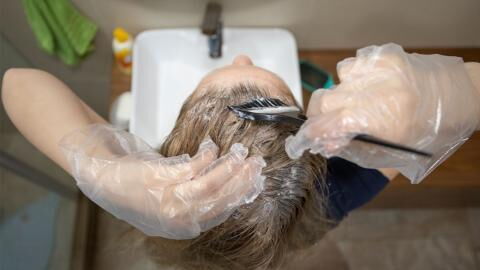 Sie will sich die Haare färben - zwei Tage später entkommt sie nur knapp dem Tod