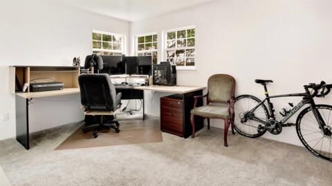 Mann fotografiert menschenleeres Büro: Dieses Detail verrät, dass er doch nicht alleine ist!