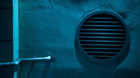 Airbnb-Mieter hört gruselige Geräusche aus dem Lüftungsgitter und entdeckt dahinter versteckten Raum