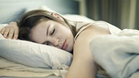 Kein kuscheliges Haustier: Während die Frau schläft, legt sich ein gefährliches Tier zu ihr ins Bett