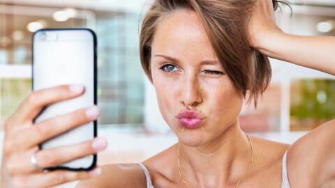 Frau schickt intimes Foto an die falsche Nummer und erhält eine unerwartete Antwort