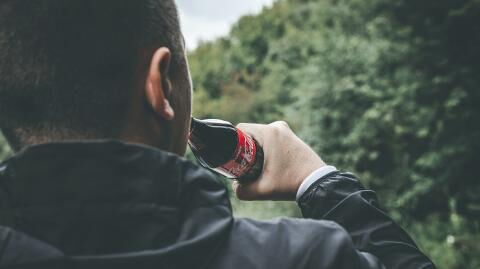 Mann trinkt einen Monat lang 10 Dosen Cola pro Tag: Das sind die Folgen