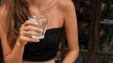 Vergiftung von harmlosem Getränk: Sie trinkt 7 Liter täglich und bekommt Krampfanfälle