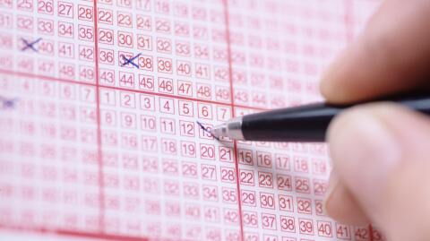 Mann knackt Lotto-Jackpot, dann passieren plötzlich eigenartige Dinge in der Stadt