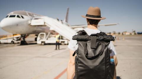 Blinder Passagier: Mann fliegt ohne seines Wissens mit Schlange im Rucksack und bringt sich in große Gefahr