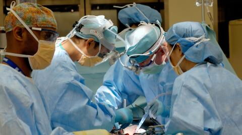 Feuerwehr muss in OP eingreifen: Metallring auf Geschlechtsteil sitzt zu fest