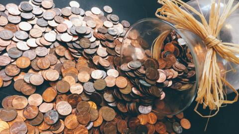 Mann sammelt 45 Jahre lang Centstücke: Als er damit zur Bank geht, folgt eine Riesenüberraschung