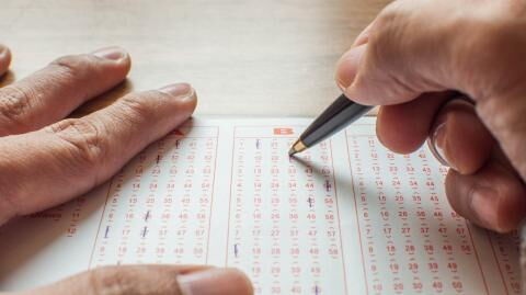 Mann gewinnt Jackpot, weil er diesen alten Trick anwendet