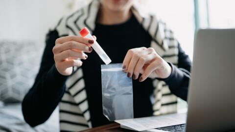 Covid-19: Polizei stoppt Mann, der Corona-Kit zur Selbstinfektion verkauft