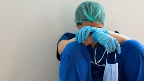 Nachdem sie ihre coronakranke Mutter pflegt: Krankenschwester hat 38.000 Euro Schulden in ihrer Klinik