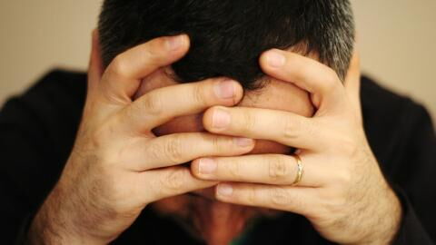 Netzwerkfehler: Fiktiosexueller Ehemann kann nicht mehr mit seiner Hologramm-Ehefrau reden