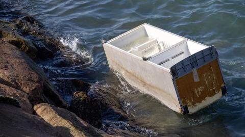 Von Haien umkreist: Mann überlebt 11 Tage auf offenem Meer in Gefriertruhe