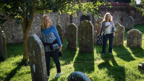 Das ganze Internet ist gerührt: Mann entdeckt Schicksal von Zwillingen auf Friedhof