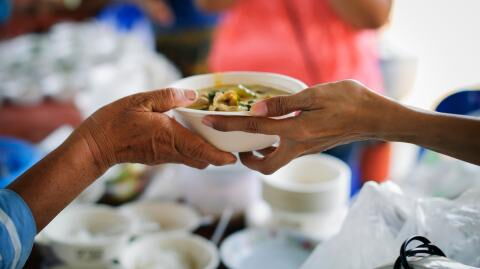 78-Jährige wegen Essensausgabe an Obdachlose verhaftet